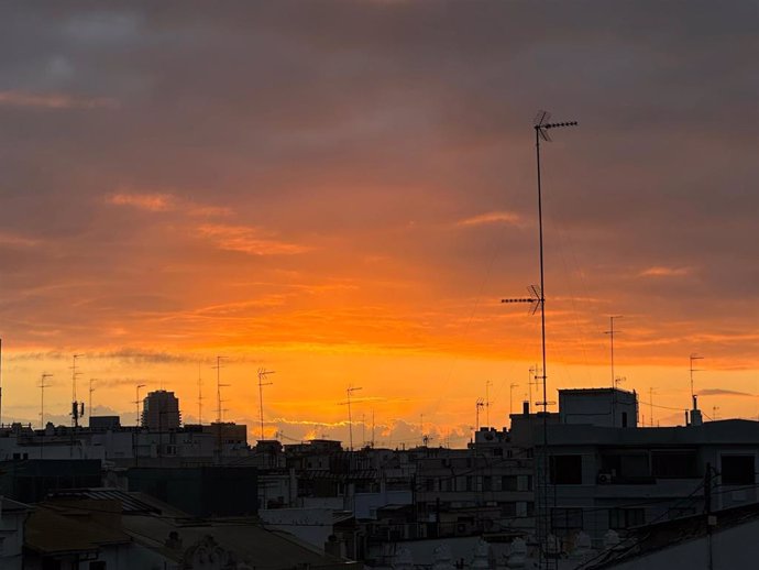 El jueves empieza con brumas y bancos de niebla y terminará con precipitaciones débiles en el litoral norte de la Comunitat Valenciana