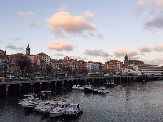 Archivo - Cielos con restos de nubosidad sobre la costa vasca.