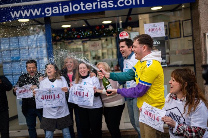 Empleados de la administración situada en la Ronda de Sant Ramon, 102 celebran que han vendido parte del número 40.014 correspondiente al Segundo Premio del Sorteo Extraordinario de la Lotería de Navidad 2024, a 22 de diciembre de 2024, en Sant Boi de Llo