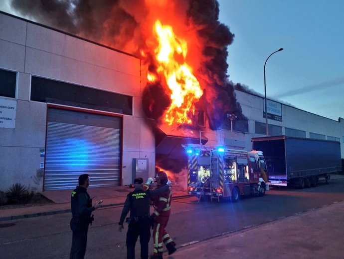 Imagen de la nave incendiada en Huévar del Aljarafe