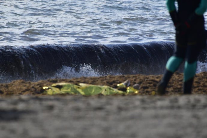 Archivo - Cadáver de un migrante en la orilla de la playa de la Ribera, a 31 de enero de 2023, en Ceuta (España). La Guardia Civil de Ceuta ha recuperado hoy, en la orilla de una playa de Ceuta, el cuerpo sin vida de un joven migrante magrebí que ha sido 