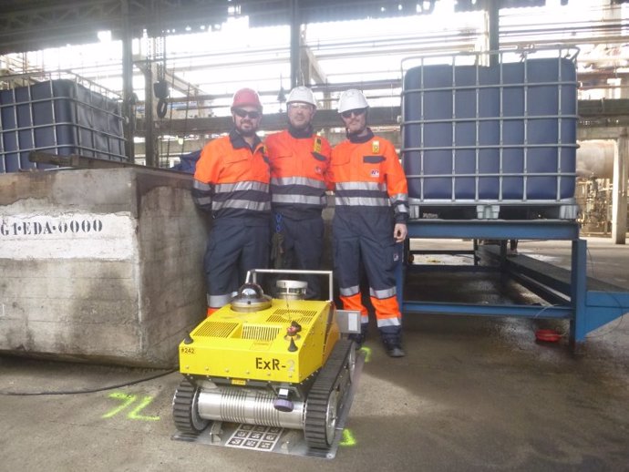 Petronorreko langileak robot batekin