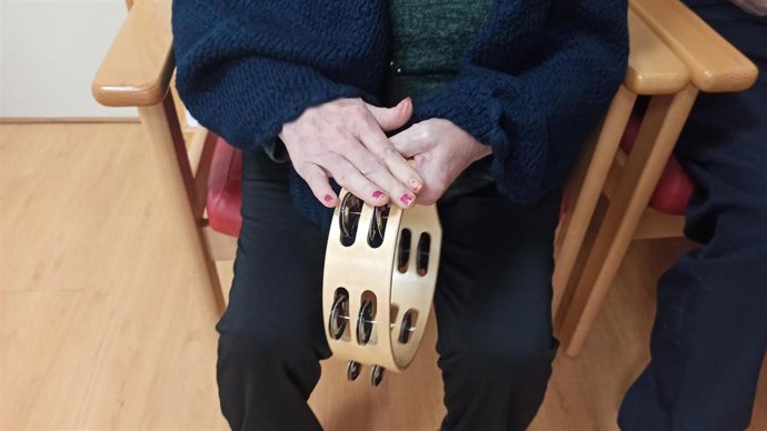 Usuario participa en uno de los grupos de musicoterapia.