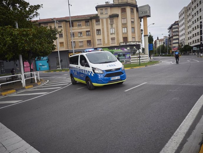 Archivo - Un vehículo de la Policía Municipal de Pamplona.