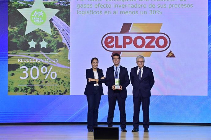 De izquierda a derecha, María Tena, directora de Logística de Aecoc; Rafael Simón, responsable de Logística de El Pozo Alimentación; y José María Bonmatí, director general de Aecoc