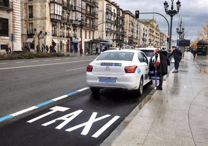 Archivo - Nueva parada de taxis en Calvo Sotelo