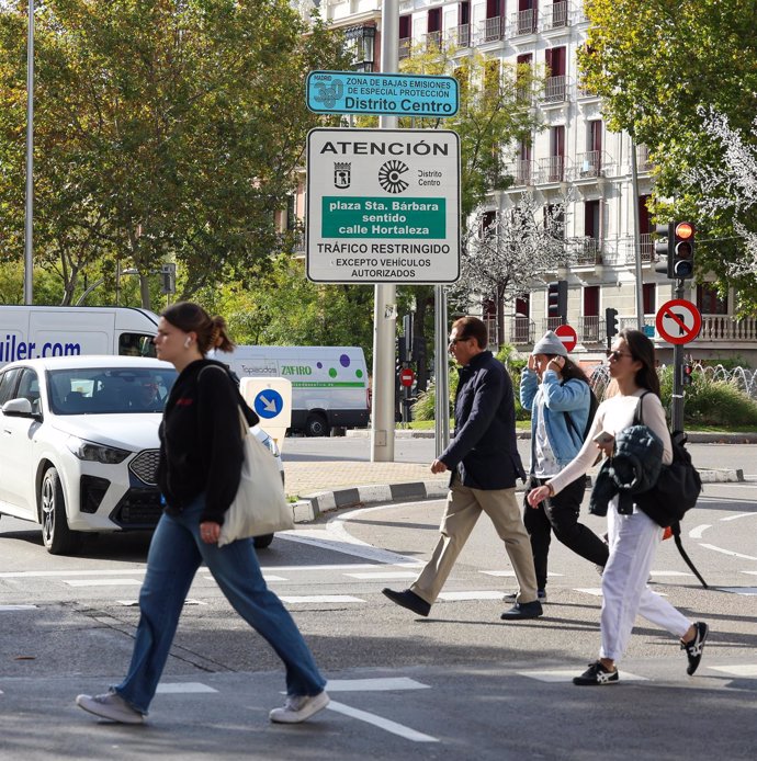 Archivo - Un cartel marca la el Inicio de una Zona de Bajas Emisiones (ZBE)