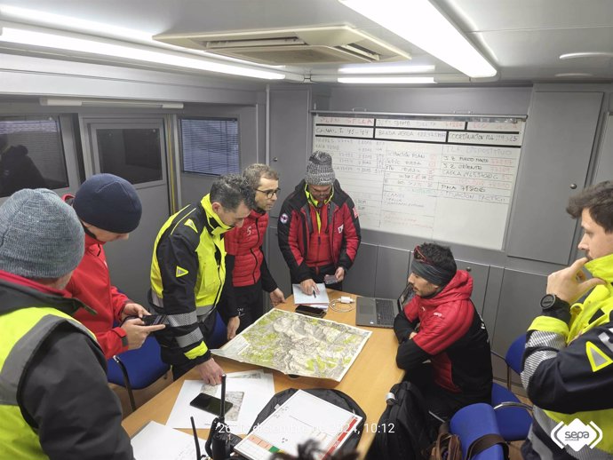 Puesto de mando avanzado en Sotres, Cabrales, para buscar al montañero desaparecido.