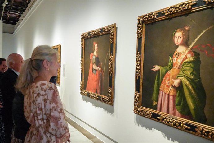 La consejera de Cultura y Deporte, Patricia del Pozo observa unas de las obras de la exposición "Del Greco a Zuloaga", en el Museo de Bellas Artes de Sevilla 