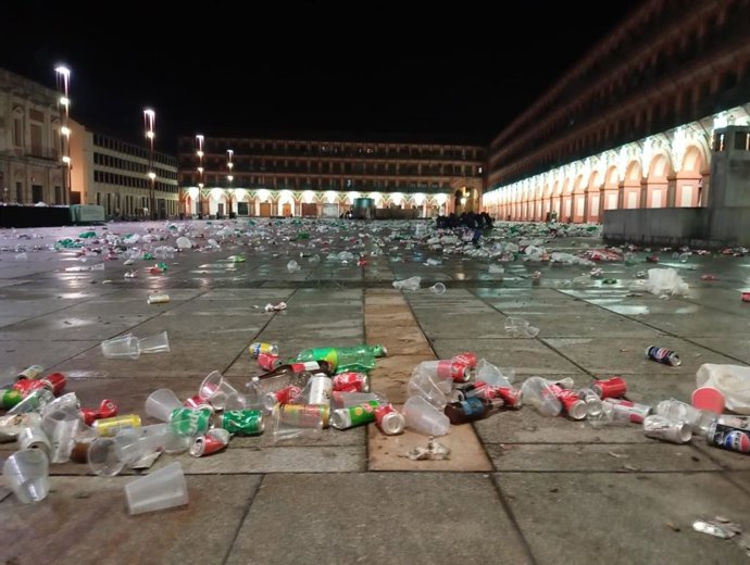 Estado que presentaba la Plaza de la Corredera tras la celebración de la 'tardebuena' el pasado 24 de diciembre.