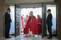 El Papa abre la segunda Puerta Santa en la cárcel de Rebibbia para ofrecer a los presos "un signo concreto de cercanía"