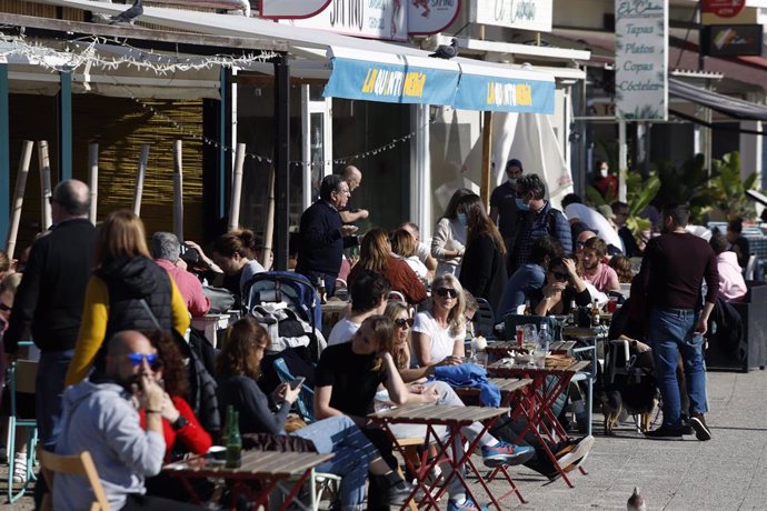 Archivo - Malagueños, turistas y visitantes llenan las calles de Málaga en una imagen de achivo 