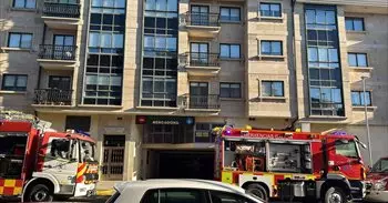 Desalojan un edificio en Ames a causa de un incendio en un garaje que afectó a varios coches