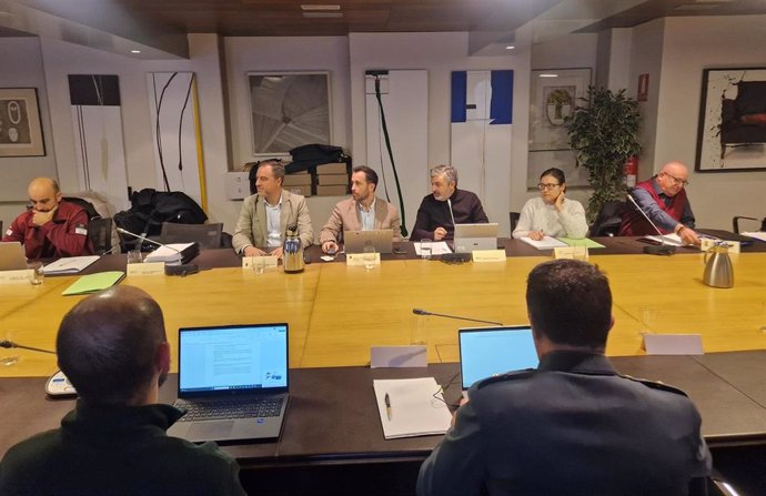 El consejero Alejandro Calvo (tercero por la derecha en la imagen) durante la reunión del patronato del Parque Nacional de Picos de Europa.