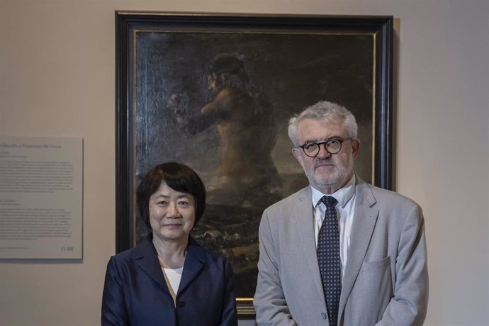 Archivo - La Directora del Museo de Arte de la Prefectura de Nagasaki, Satoko Kosaka, junto al Director del Museo Nacional del Prado, Miguel Falomir, durante la visita a las salas del Prado dedicadas a Goya.