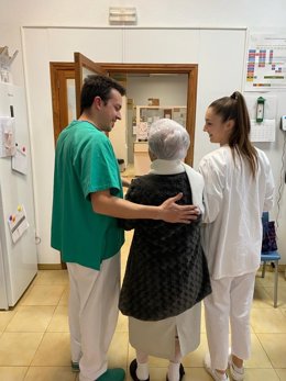 Dos profesionales de la atención Primaria con una paciente en un centro de salud.
