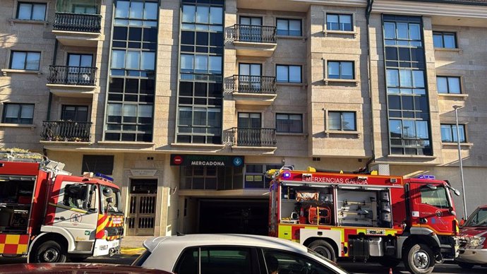 Edificio no que se rexistrou o incendio e no que aínda permanecen os Bombeiros.