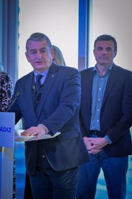 Antonio Sanz atiende a la prensa en el desayuno navideño del PP en Cádiz.