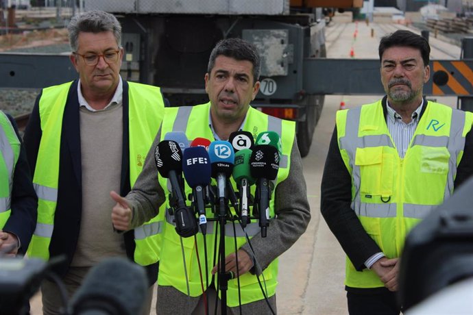 El 'president' de la Generalitat, Carlos Mazón; el conseller de Infraestructuras, Vicente Martínez Mus; el presidente de la Diputación de Alicante, Toni Pérez, y el alcalde de Alicante, Luis Barcala, visitan las obras de la Estación Central de Alicante.