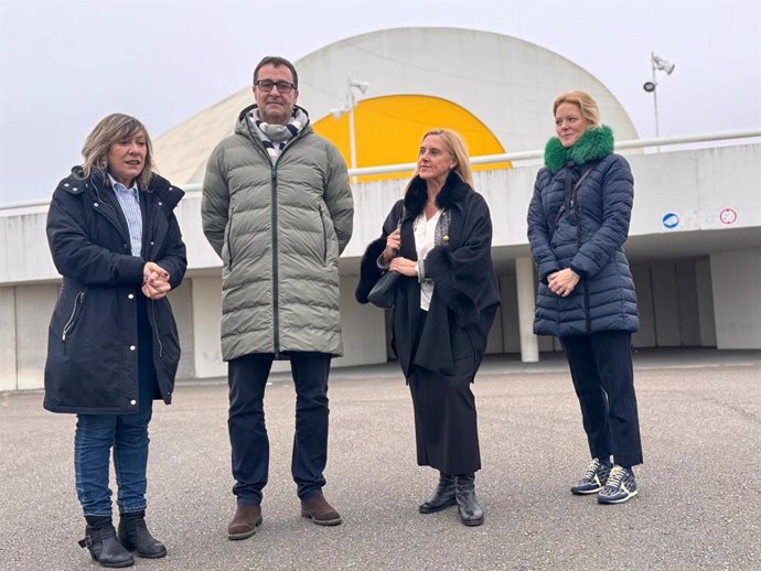 Miembros del PP de Asturias en el Centro Niemeyer.