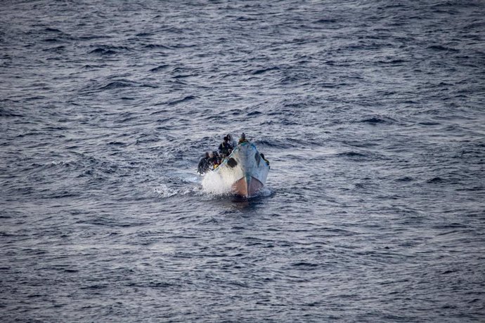 Un cayuco a su llegada al puerto de La Restinga, a 7 de diciembre de 2024, en El Hierro, Canarias (España).