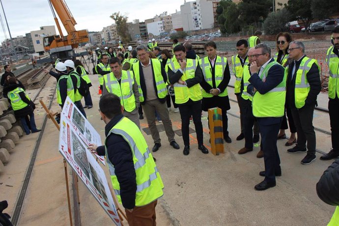 El 'president' de la Generalitat, Carlos Mazón; el conseller de Infraestructuras, Vicente Martínez Mus; el presidente de la Diputación de Alicante, Toni Pérez, y el alcalde de Alicante, Luis Barcala, visitan las obras de la Estación Central de Alicante.