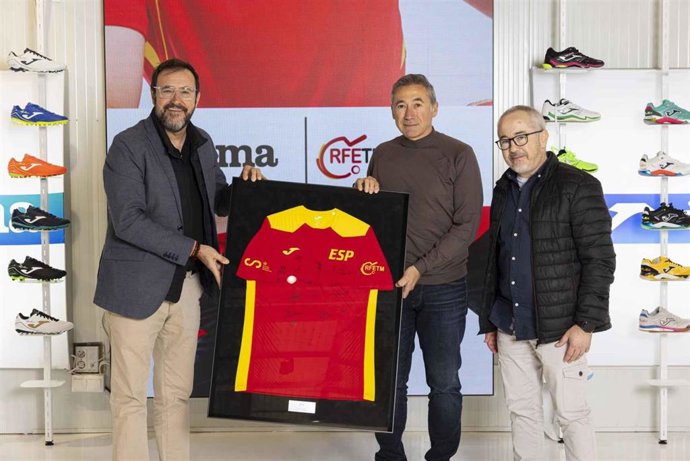 El presidente de la RFETM, Miguel Ángel Machado, y el secretario general de la RFETM, Antonio García, entregando a Alberto López, director general de Joma, una camiseta.