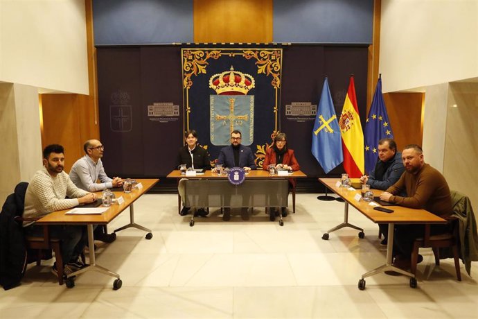 El presidente del Principado, Adrián Barbón, durante la reunión junto a los consejeros Borja Sánchez y Nieves Roqueñí con representantes sindicales sobre el futuro de Hunosa