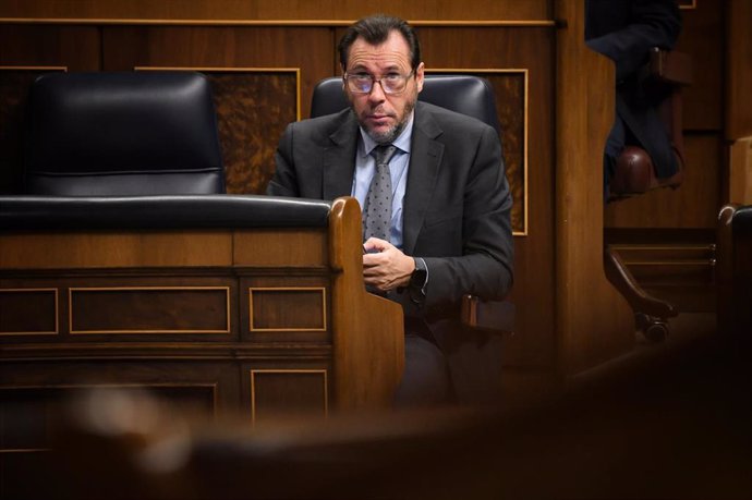 El ministro de Transportes y Movilidad Sostenible, Óscar Puente, durante un pleno en el Congreso de los Diputados, a 19 de diciembre de 2024, en Madrid (España).