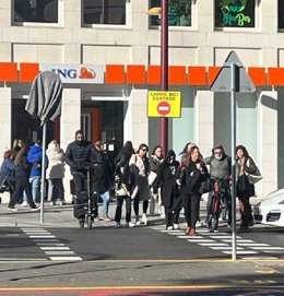 Imagen del cartel que anuncia la prohibicion de uso del carril bici de la avenida Luis de Morales