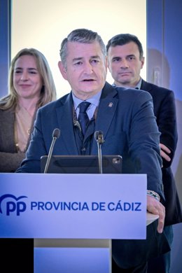 Antonio Sanz se dirige a los medios de comunicación en el desayuno navideño del PP en Cádiz.