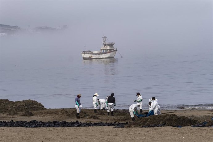 Archivo - Un grupo de personas en tareas de limpieza en una playa peruana, en una imagen de archivo.