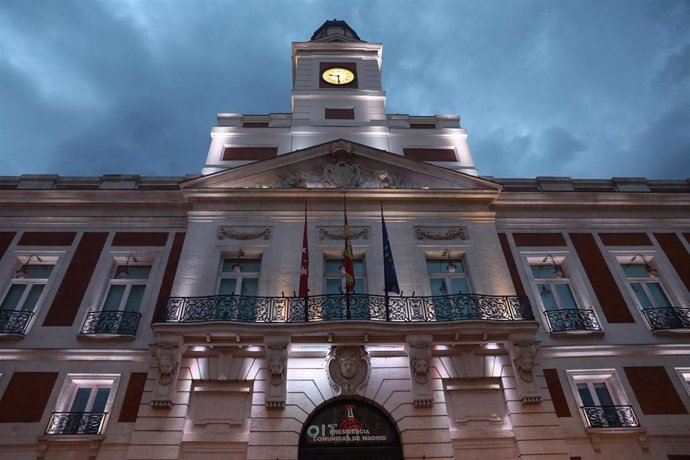 Archivo - Fachada de la Real Casa de Correos iluminada, a 2 de agosto de 2022, en Madrid (España). 