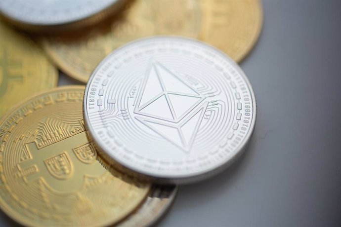 Archivo - FILED - 10 November 2023, Berlin: An Ethereum coin lies on top of Bitcoin coins. Photo: Fernando Gutierrez-Juarez/dpa