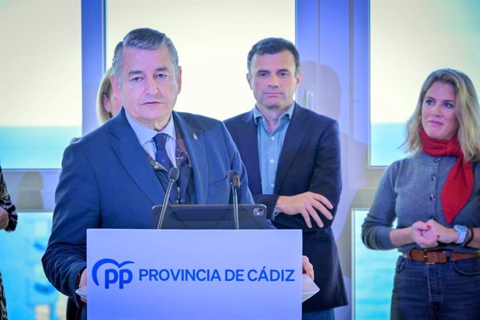 Antonio Sanz, con el alcalde de Cádiz, Bruno García, atendiendo a los medios de comunicación en Cádiz.