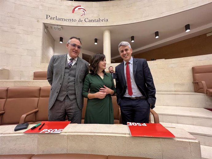 El secretario general del PSOE y portavoz parlamentario, Pablo Zuloaga, en el Parlamento junto a los diputados Raúl Pesquera y Ana Belén Álvarez