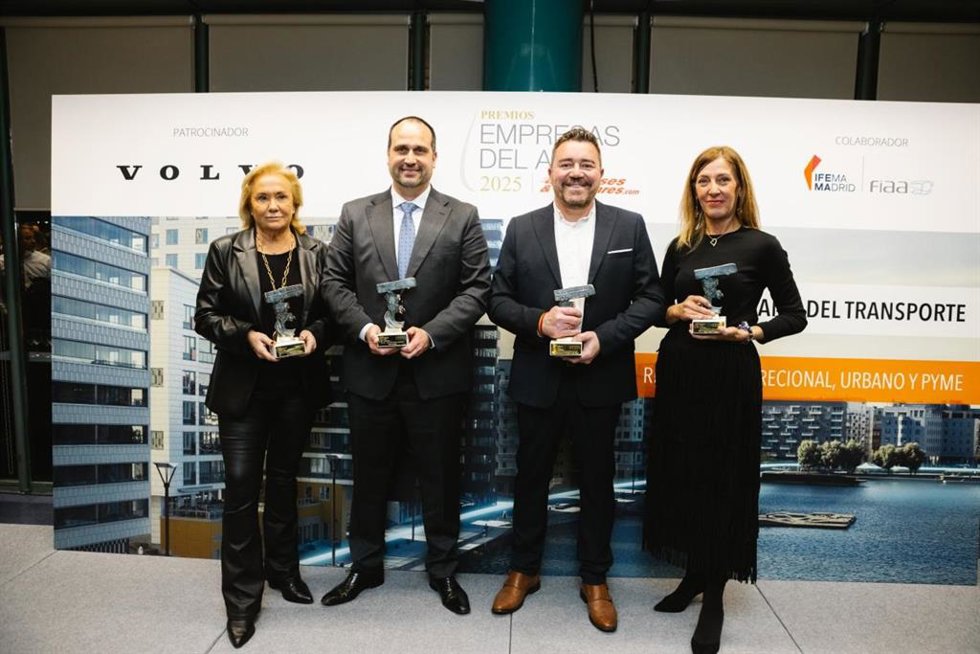 Foto familia entrega premio Mejor Autobús del Año 2024 en FIAA