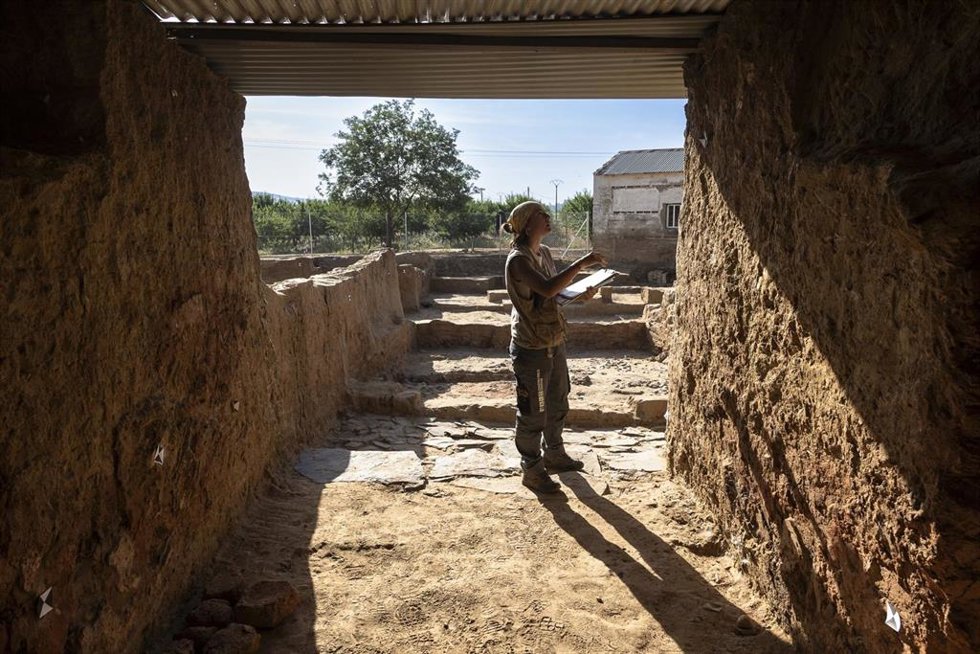Archivo - Una arqueóloga trabaja en un nuevo hallazgo en el edificio tartésico de Casas del Turuñuelo, en Guareña