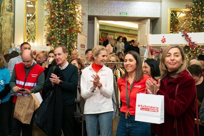 La infanta Elena con participantes en le Mercadillo de Fundación Mapfre.