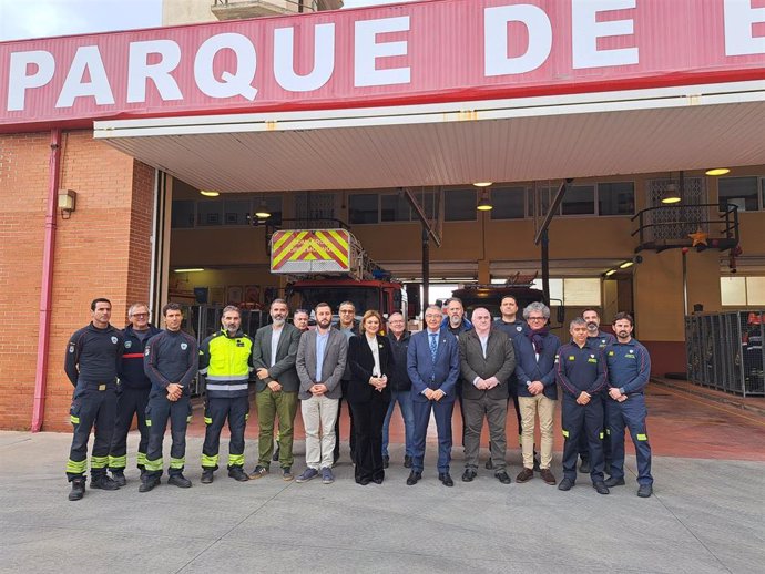 El presidente de la Diputación de Málaga, Francisco Salado, y la alcaldesa de Torremolinos, Margarita del Cid, firman el convenio de integración de los bomberos de este municipio en el Consorcio Provincial (CPB) de Málaga