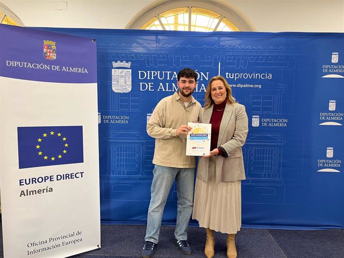 La diputada provincial de Iniciativas Europeas y Emprendimiento, Esther Álvarez, despide al voluntario José Ángel López.