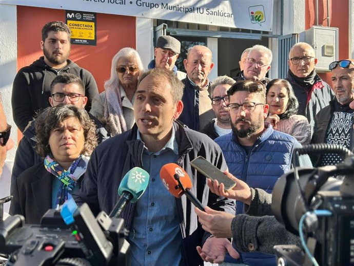 El coordinador de IU Andalucía, Toni Valero, este jueves en declaraciones a los medios de comunicación en Sanlúcar de Barrameda (Cádiz).