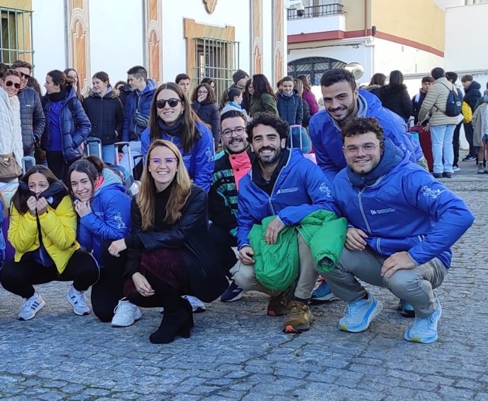 Sara Alguacil posa junto a algunos de los monitores de los campamentos de Cerro Muriano.