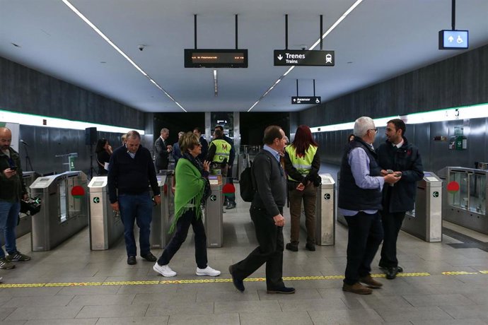 Archivo - Viajeros en el Metro de Granada. Archivo.