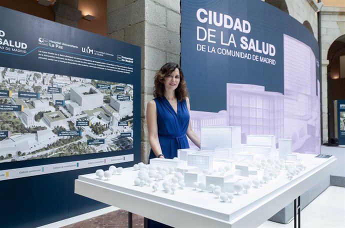 Archivo - La presidenta de la Comunidad de Madrid, Isabel Díaz Ayuso, posa durante la presentación del nuevo proyecto Ciudad de la Salud de la Comunidad de Madrid, en la Real Casa de Correos, a 18 de junio