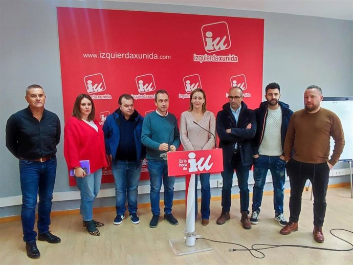 Dirigentes de IU y representantes sindicales tras la reunión sobre el futuro de Hunosa