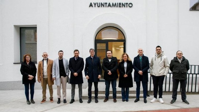 Capellán inaugura las obras de rehabilitación del Ayuntamiento de Murillo de Río Leza