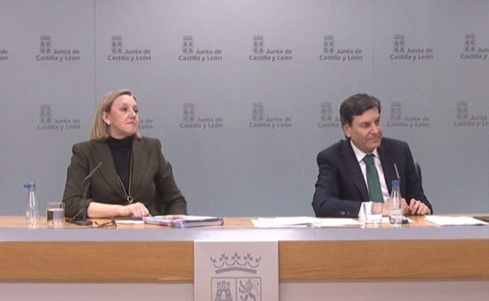 La consejera de Familia e Igualdad de Oportunidades, Isabel Blanco, y el consejero de Economía y Hacienda y portavoz, Carlos Fernández Carriedo, en rueda de prensa posterior al consejo