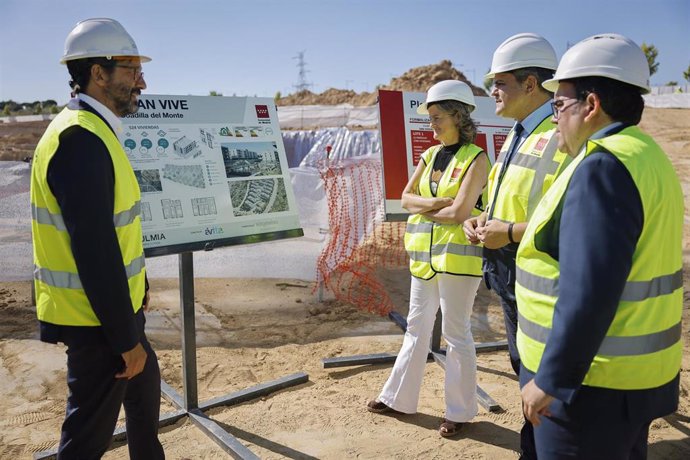 Archivo - El consejero de Transportes, Vivienda e Infraestrcuturas, Jorge Rodrigo, ha visitado las obras del Plan Vive en Boadilla del Monte en la calle Fray Bartolomé de las Casas