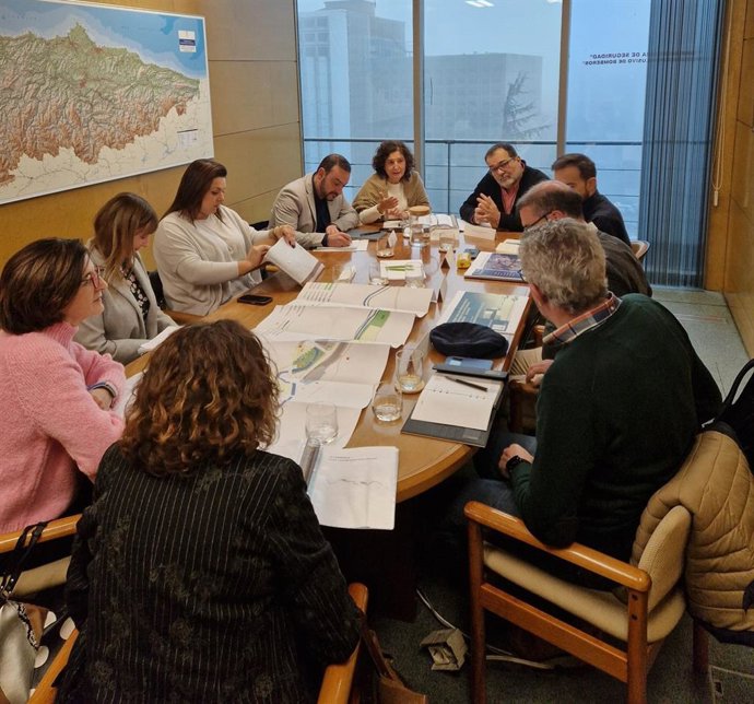 La viceconsejera de Derechos Ciudadanos, Beatriz González, con el alcalde de Mieres. Manuel Ángel Álvarez; el de Langreo, Roberto García  y el director general de Agenda 2030, Juan Ponte,  y técnicos municipales y regionales.